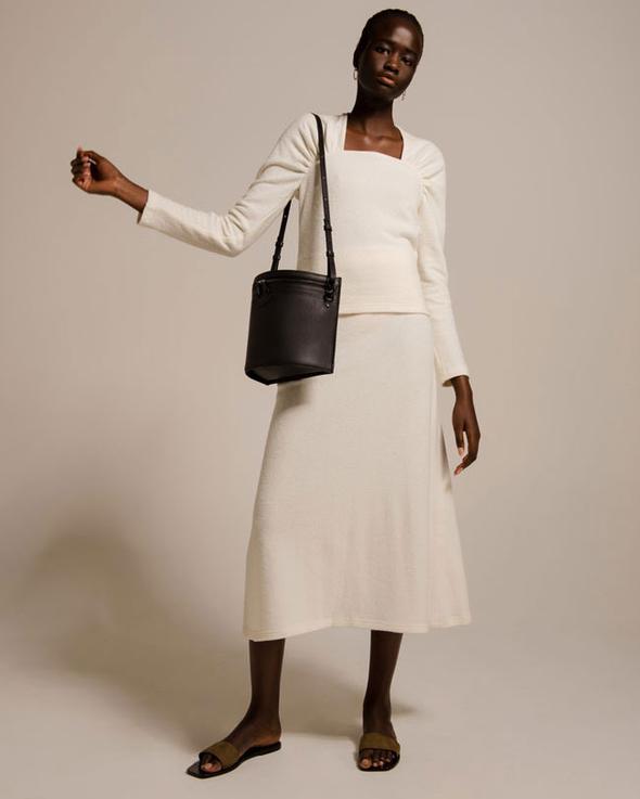 SIMÉTRIE - CRESCENT MOON BUCKET BAG - BLACK Full length outfit styling