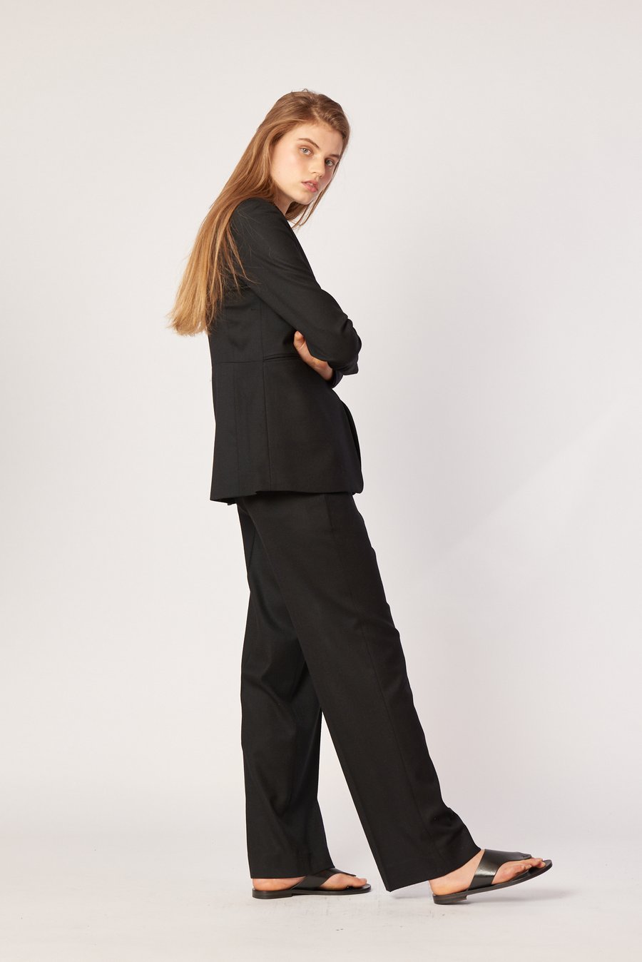ARNSDORF - SUIT TROUSER - BLACK Side view model view with arms crossed