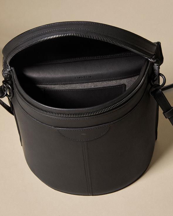 SIMÉTRIE - CRESCENT MOON BUCKET BAG - BLACK Inside bag detailing 